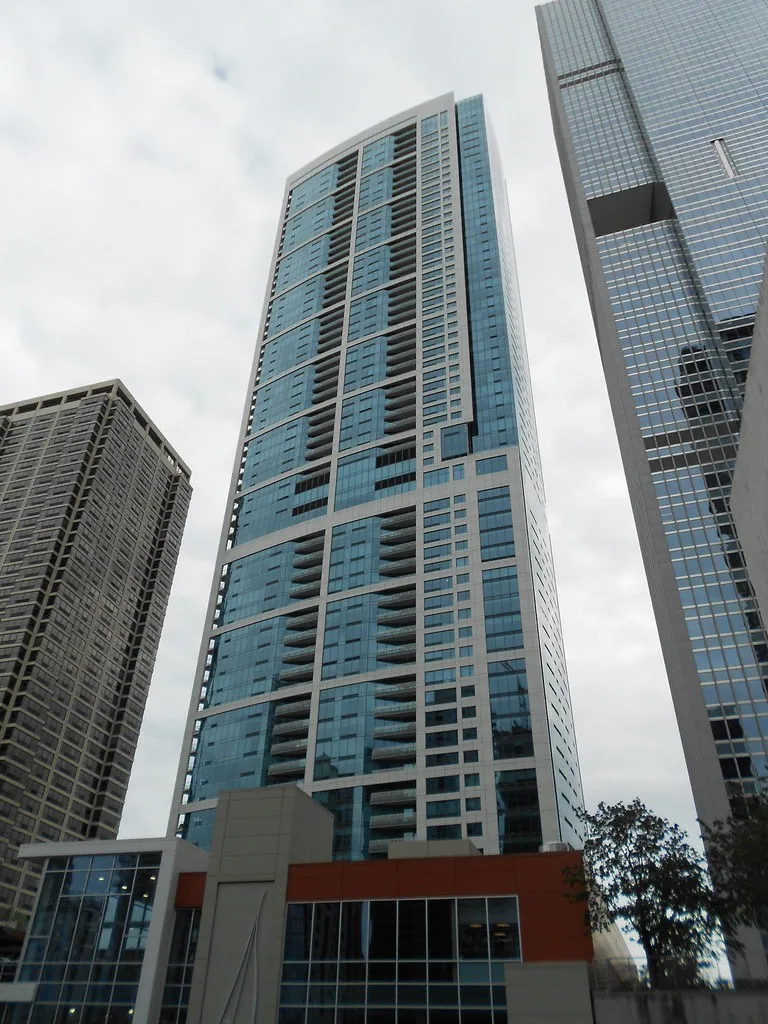 Torre residencial moderna con balcones, ejemplo de copropiedad de gran escala